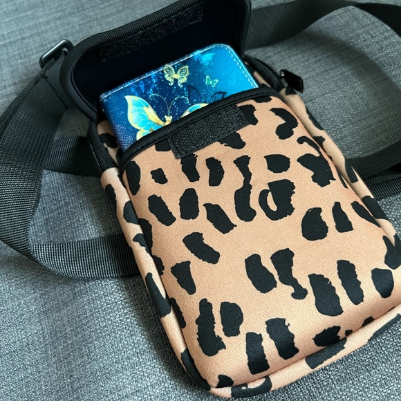 NWT YOUREVERYBAG PHONE SMALL CROSSBODY BAG PURSE - Picture 3 of 7